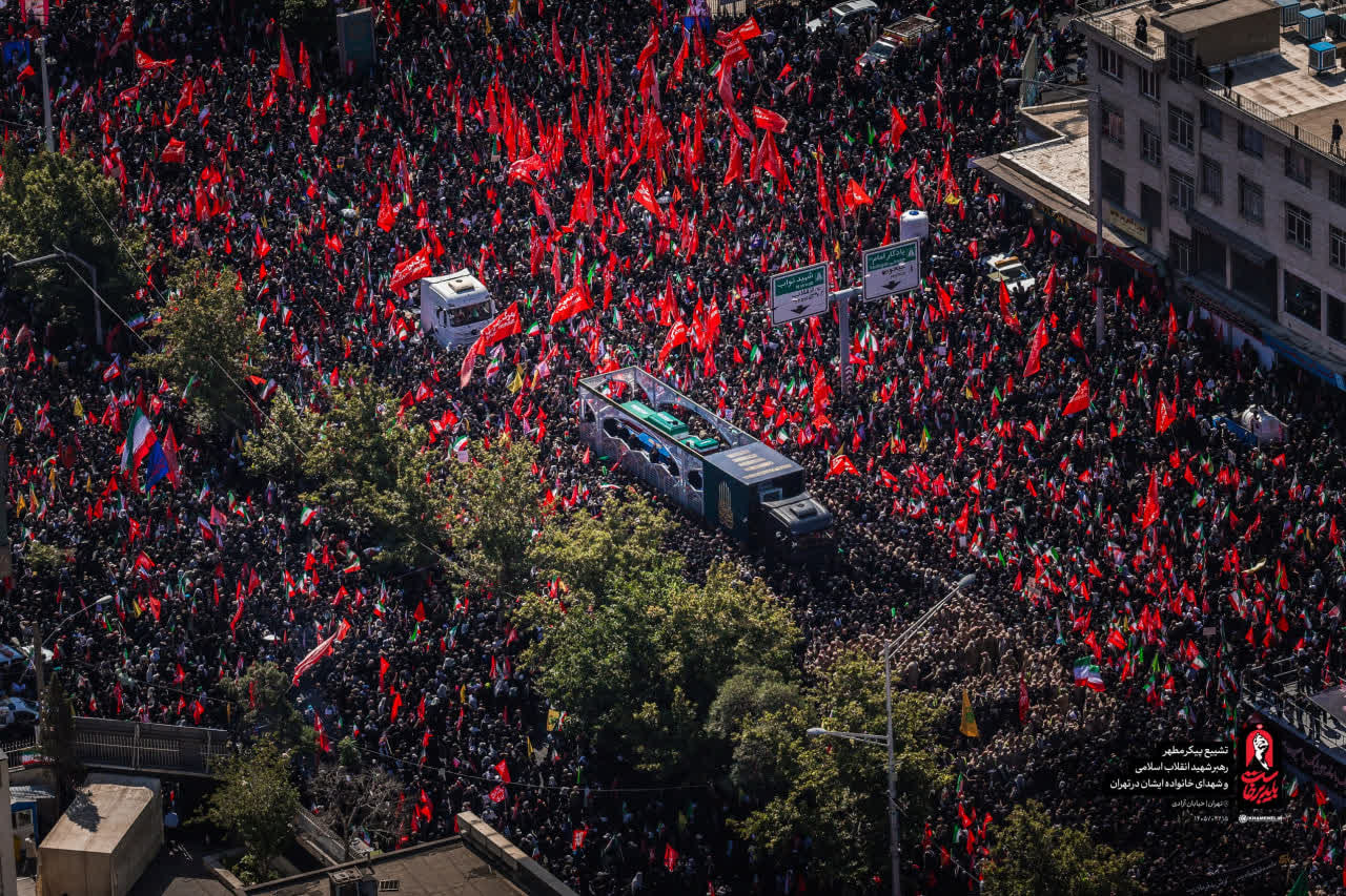 تشییع پیکر رهبر شهید انقلاب در میان عشق و دلدادگی ملت عزادار و مبعوث شده ایران